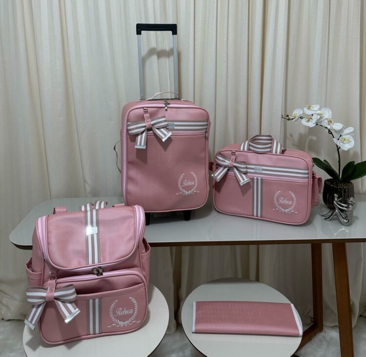 kit mala maternidade com mala de rodinha e mochila 2 em um rosa com faixa rose com branco
