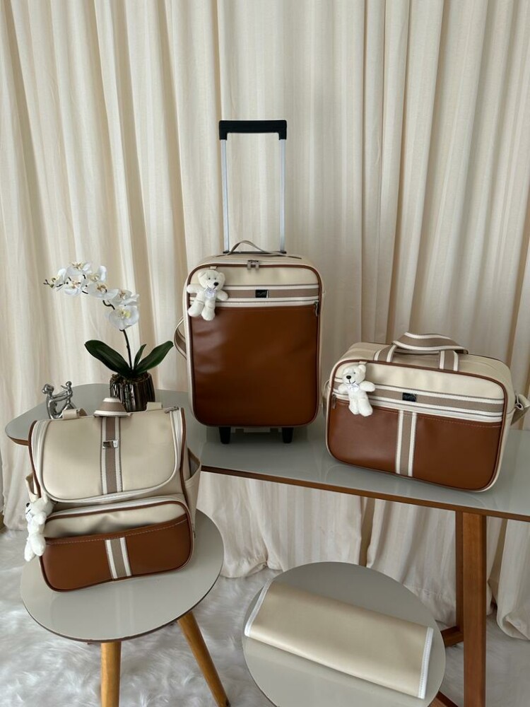 kit bolsa maternidade com mala de rodinha e mochila 2em um faixa bege listrada bolso caramelo