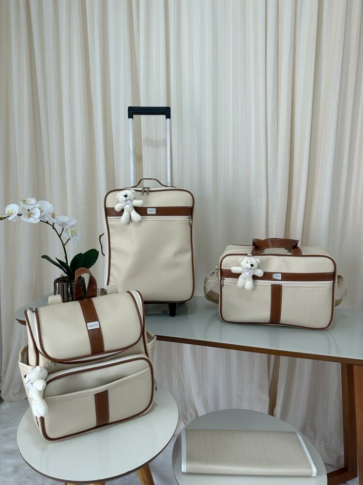 kit bolsa maternidade com mala de rodinha e mochila 2 em um dourado com faixa caramelo .