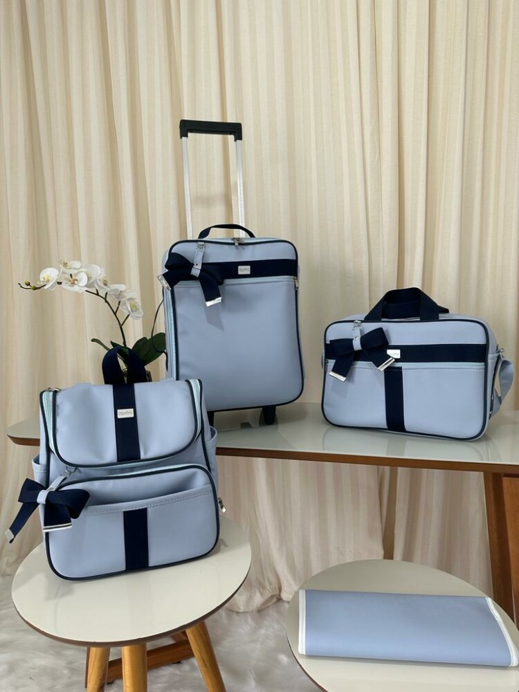 kit bolsa maternidade com mala de rodinha e mochila 2 em um azul bebê com faixa azul marinho
