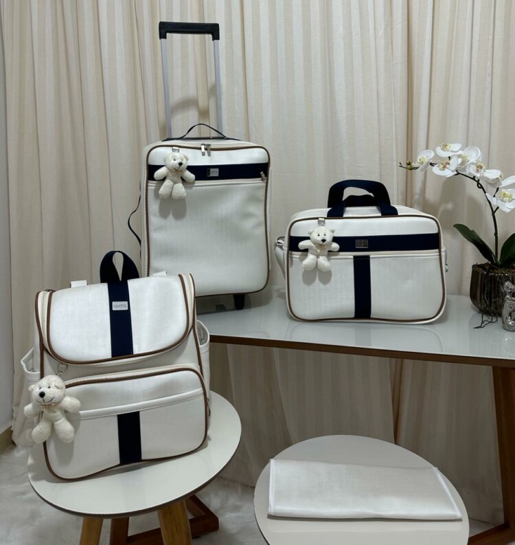 kit bolsa maternidade com mala de rodinha e mochila 2 em um perola com faixa azul marinho e detalhes marrom