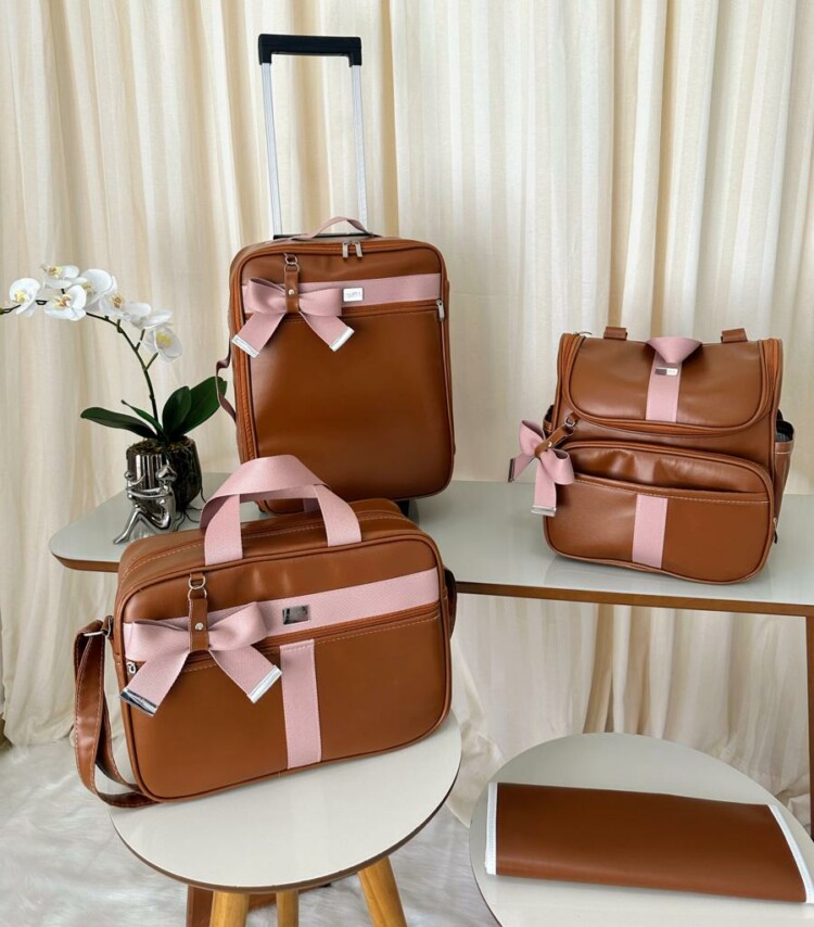 kit bolsa maternidade com mala de rodinha e mochila 2 em um caramelo com faixa rose