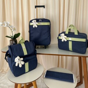 kit bolsa maternidade com mala de rodinha e mochila 2 em um marinho com faixa verde bebê