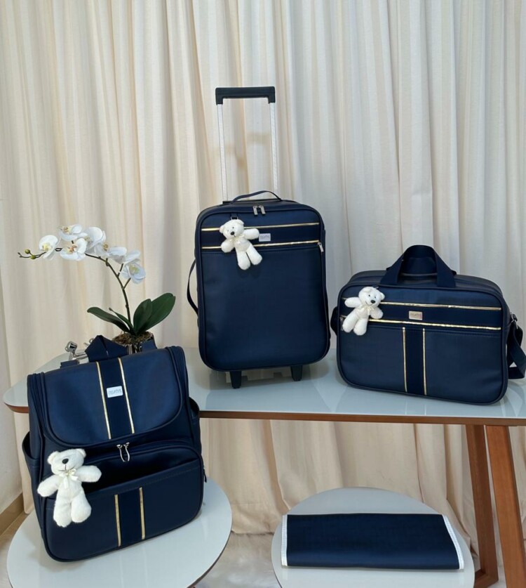 kit bolsa maternidade com mala de rodinha azul  marinho faixa azul com dourado