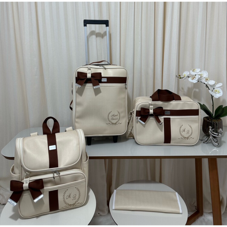 kit bolsa maternidade com mala de rodinha bege com faixa marrom