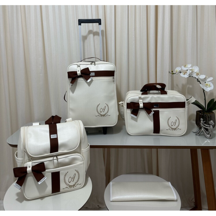 kit bolsa maternidade com mala de rodinha e mochila 2 em um branco com faixa marrom