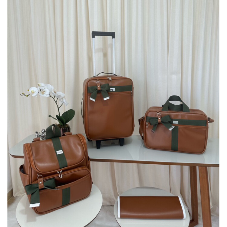 kit bolsa maternidade com mala de rodinha caramelo com faixa verde escuro