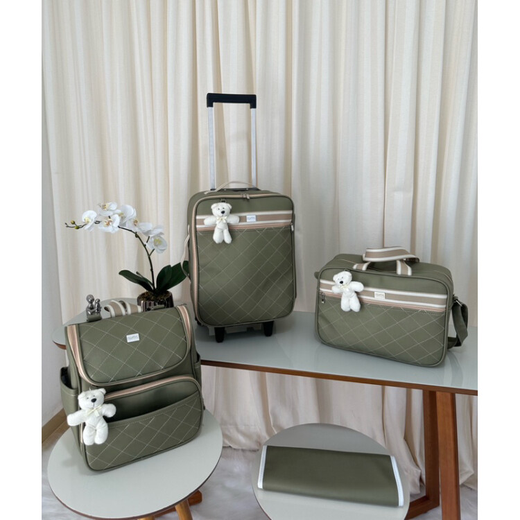 kit bolsa maternidade com mala de rodinha verde militar com faixa bege listrada