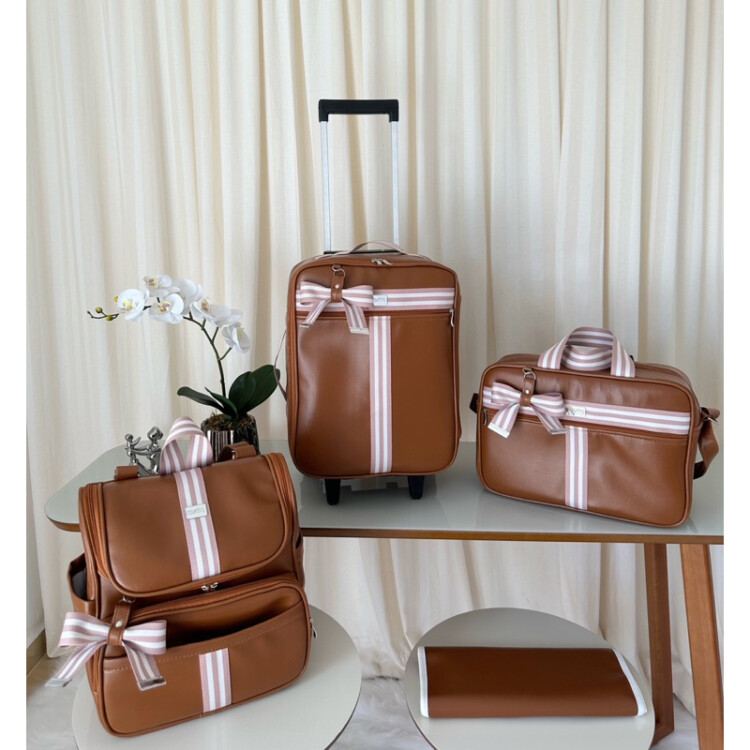 kit bolsa maternidade com mala de rodinha caramelo com faixa rosé com branco