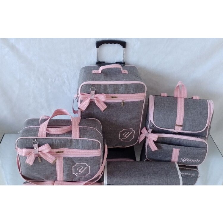 kit bolsa maternidade com mala de rodinha e mochila 2 em um cinza com faixa rosa listrada