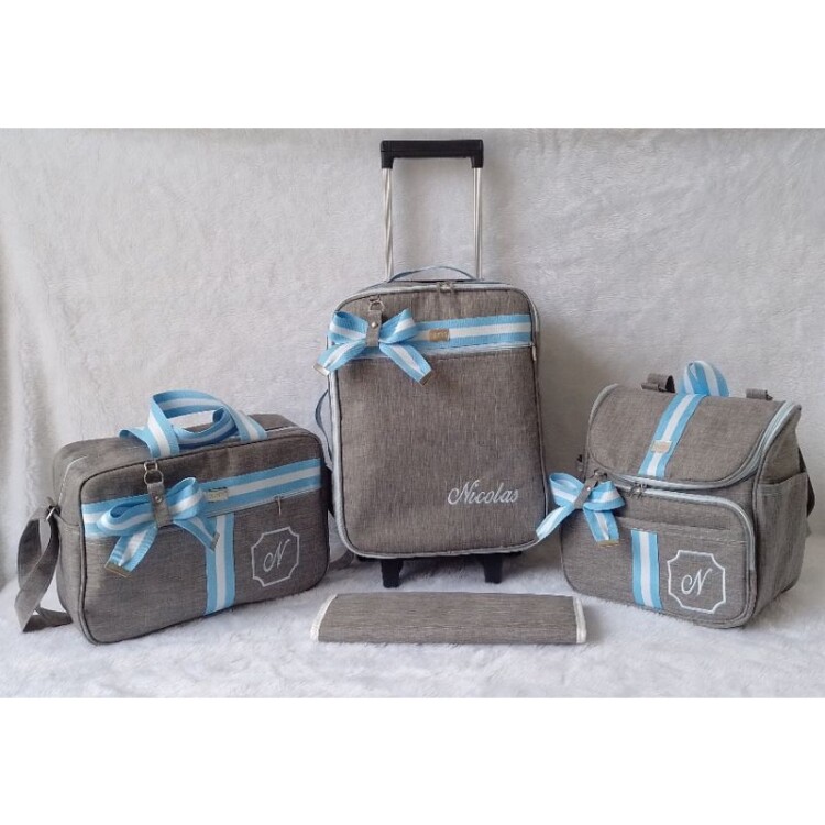 kit bolsa maternidade com mala de rodinha e mochila 2 em um cinza com faixa azul bebê com branco
