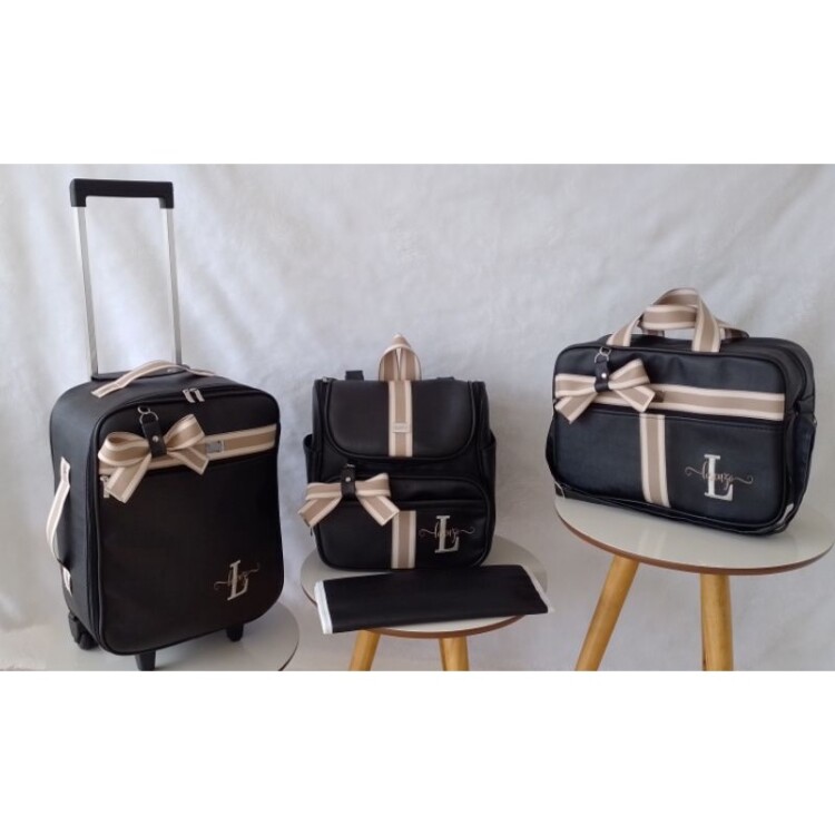 kit bolsa maternidade com mala de rodinha e mochila 2 em um preto com faixa bege listrada