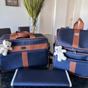 bolsa maternidade com mochila e trocador em um azul marinho com faixa caramelo