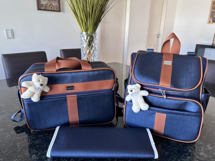 bolsa maternidade com mochila e trocador em um azul marinho com faixa caramelo