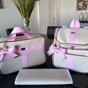 bolsa maternidade com mochila e trocador em um dourado light com faixa rosa bebê