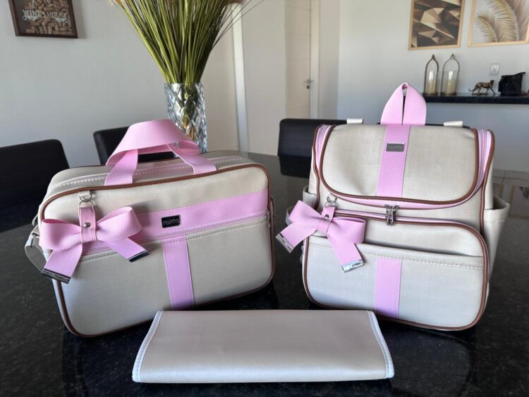 bolsa maternidade com mochila e trocador em um dourado light com faixa rosa bebê