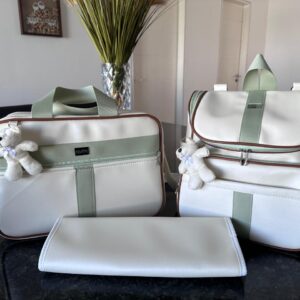 bolsa maternidade com mochila e trocador em um pérola com faixa verde claro