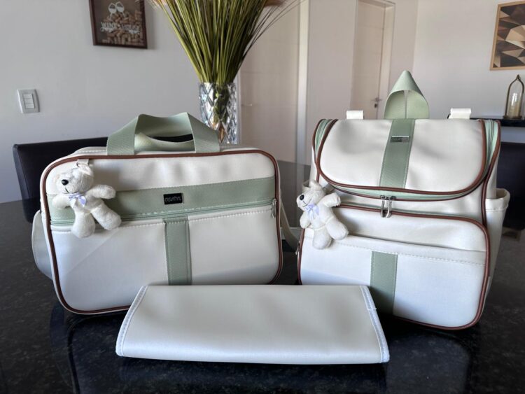 bolsa maternidade com mochila e trocador em um pérola com faixa verde claro