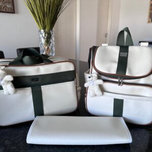 bolsa maternidade com mochila e trocador em um pérola com faixa verde escuro