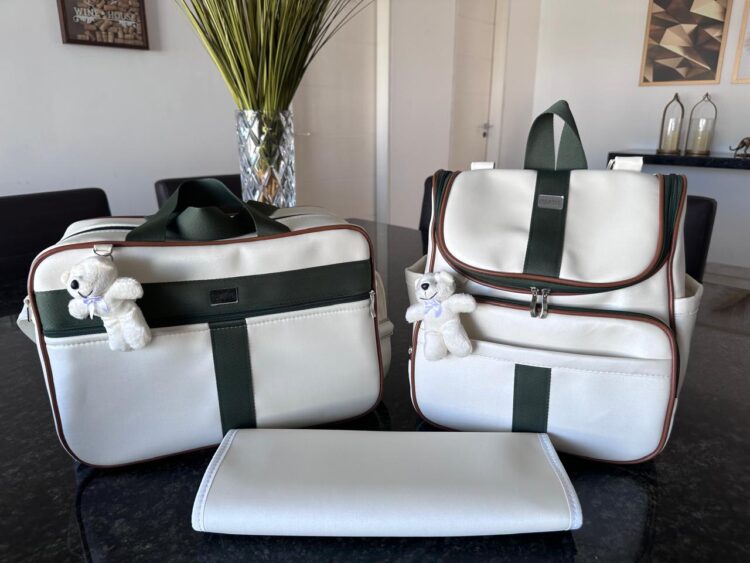bolsa maternidade com mochila e trocador em um pérola com faixa verde escuro