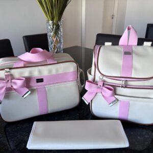 bolsa maternidade com mochila e trocador em um pérola com faixa rosa bebê