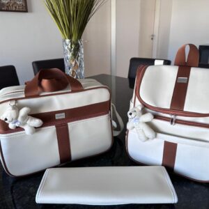 bolsa maternidade com mochila e trocador em um pérola com faixa caramelo