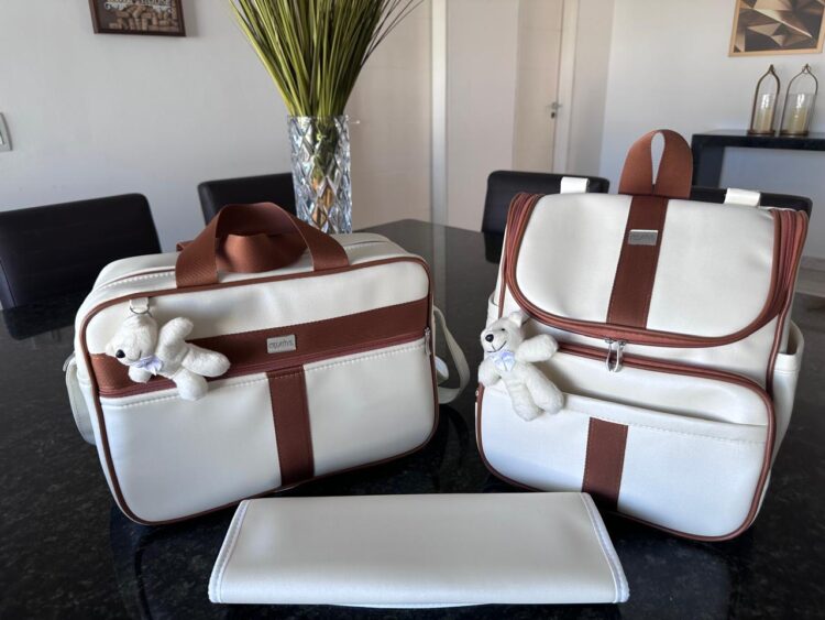 bolsa maternidade com mochila e trocador em um pérola com faixa caramelo