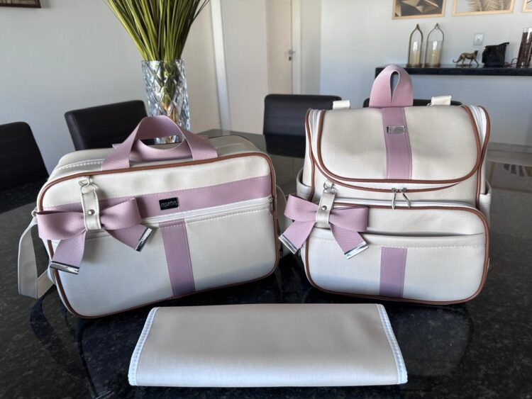 bolsa maternidade com mochila e trocador em um dourado light com faixa rosé
