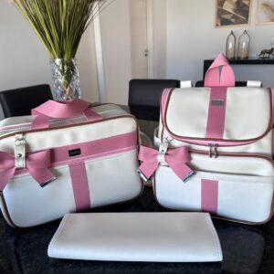 bolsa maternidade com mochila e trocador em um pérola com faixa rosa antigo
