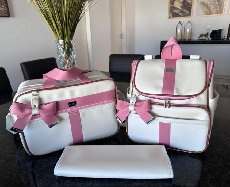 bolsa maternidade com mochila e trocador em um pérola com faixa rosa antigo