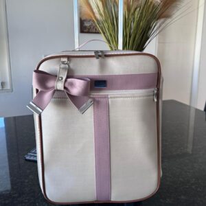 mala de rodinha em um dourado light com faixa rosé