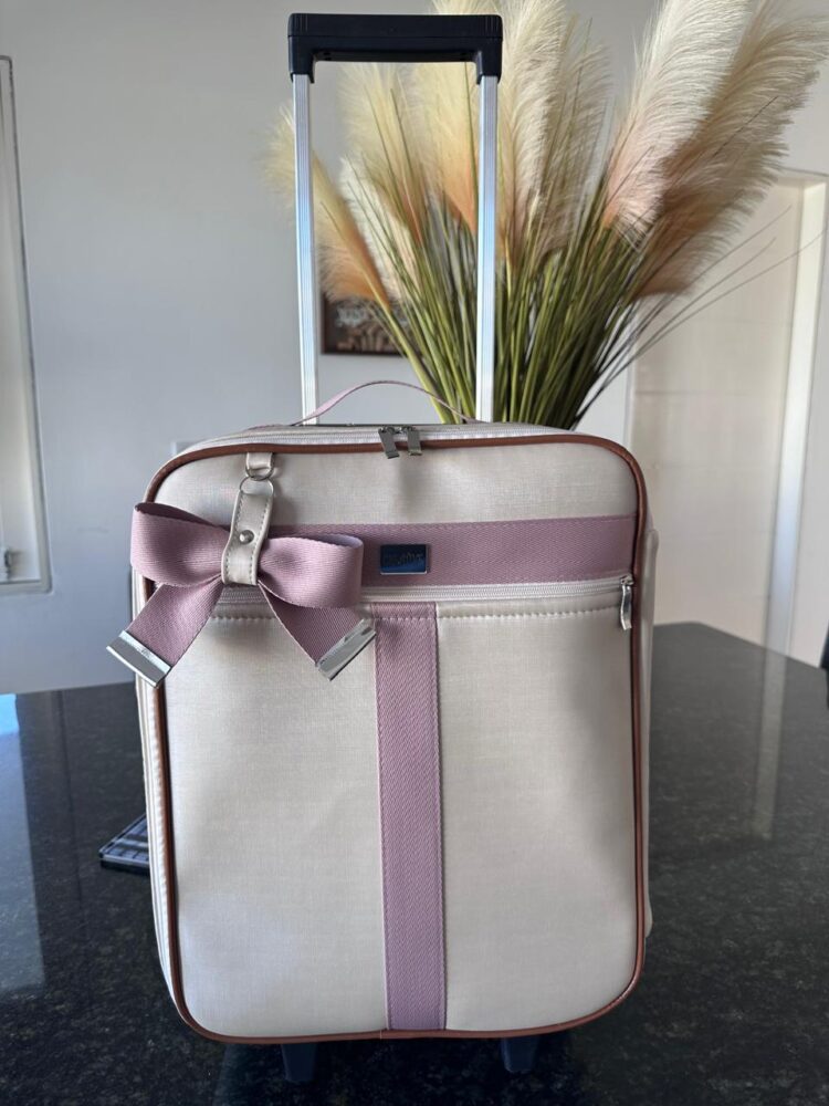 mala de rodinha em um dourado light com faixa rosé - Imagem 2