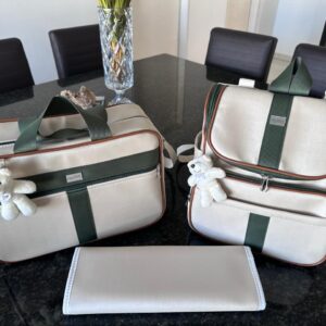 bolsa maternidade com mochila e trocador em um dourado light com verde escuro