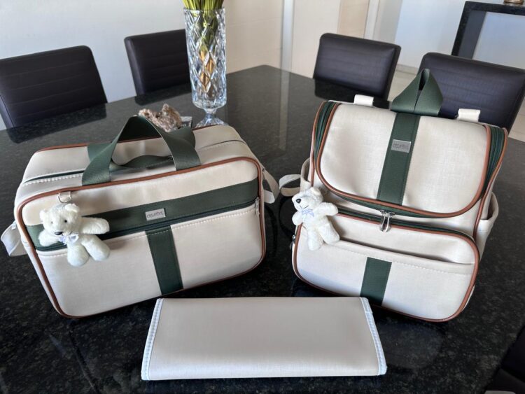 bolsa maternidade com mochila e trocador em um dourado light com verde escuro