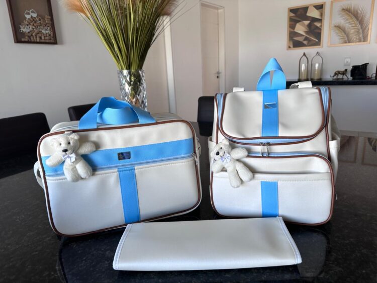 bolsa maternidade com mochila e trocador em um pérola com faixa azul bebê